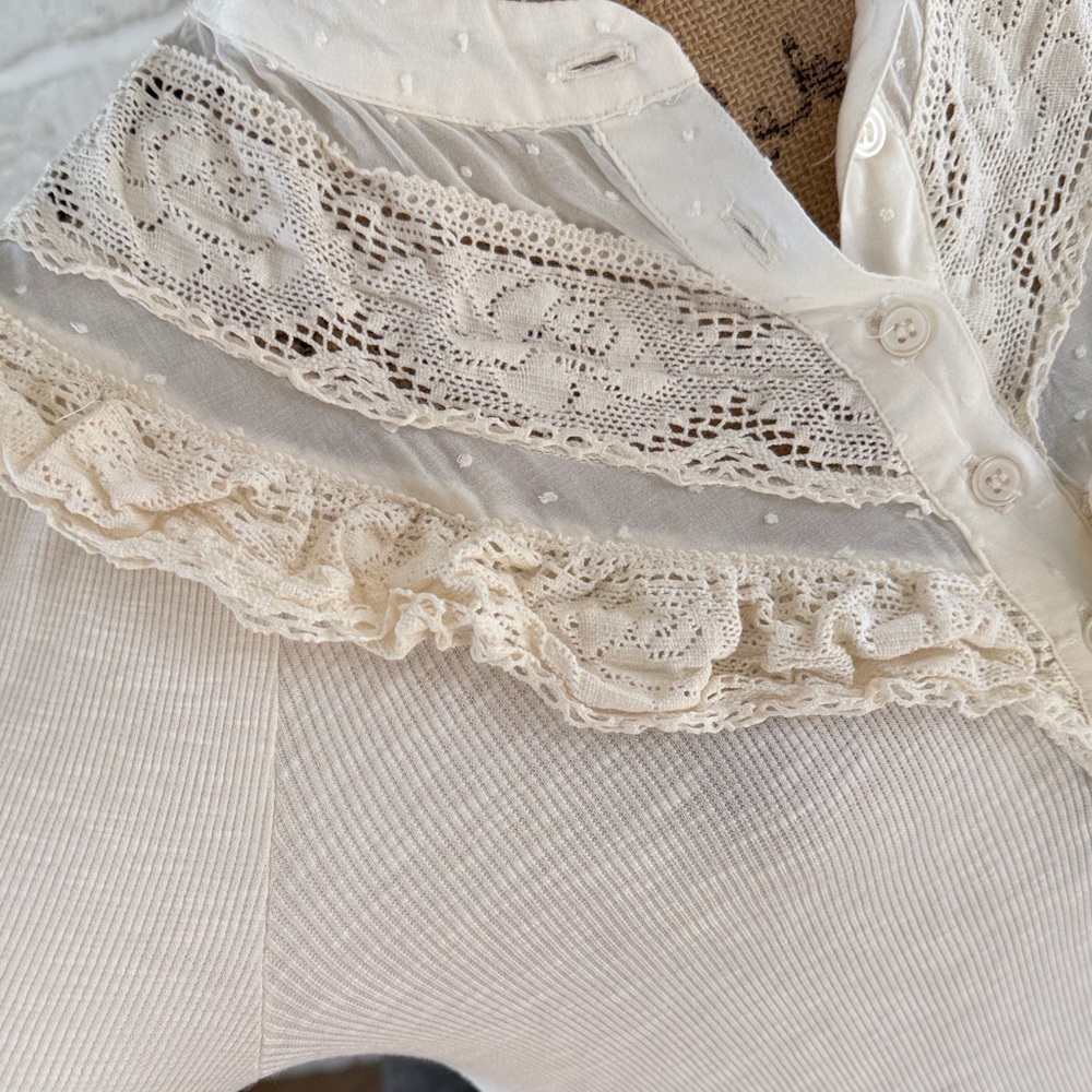 Gimmicks by BKE Cream Lace Accent Blouse - Picture 4 of 7